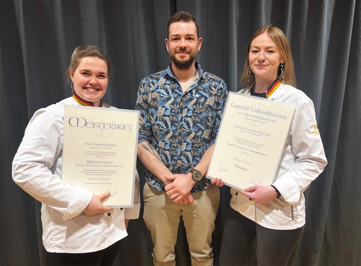 Pia, Flo und Hannah mit ihren Auszeichnungen
