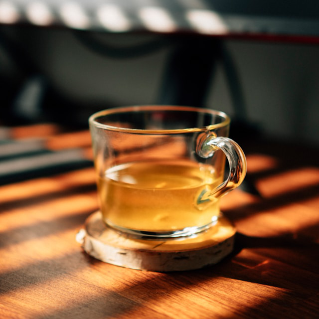 Teetasse aus Glas auf Holztisch